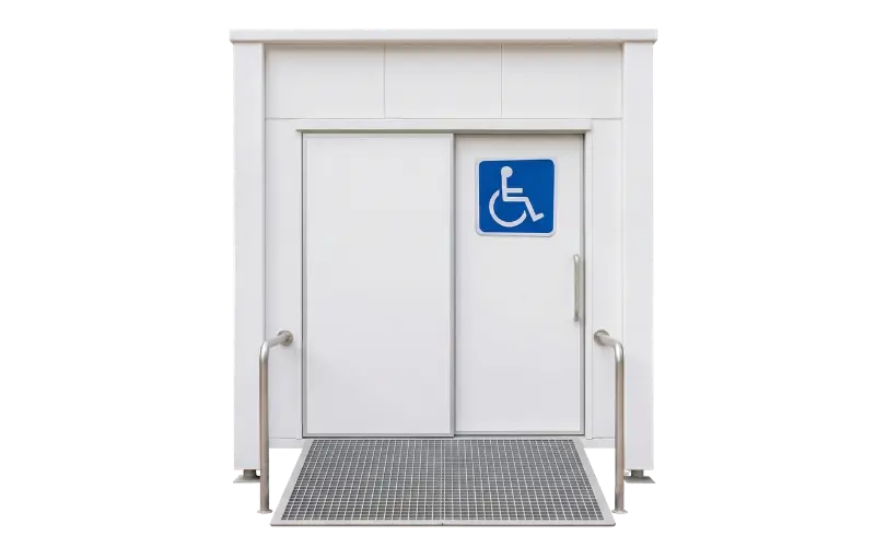 accessible-Toilet-TEH-TL21-front มุมมองด้านหน้าห้องน้ำแสดงประตูบานเลื่อนและทางลาดเหล็กกันลื่น