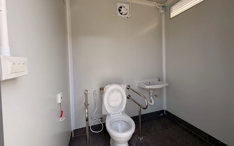 easy-toilet-teh-tl21-interior ภายในห้องน้ำคนพิการสำเร็จรูป รุ่น TEH-TL21 พร้อมราวจับสแตนเลส อ่างล้างมือ และสายฉีดชำระ