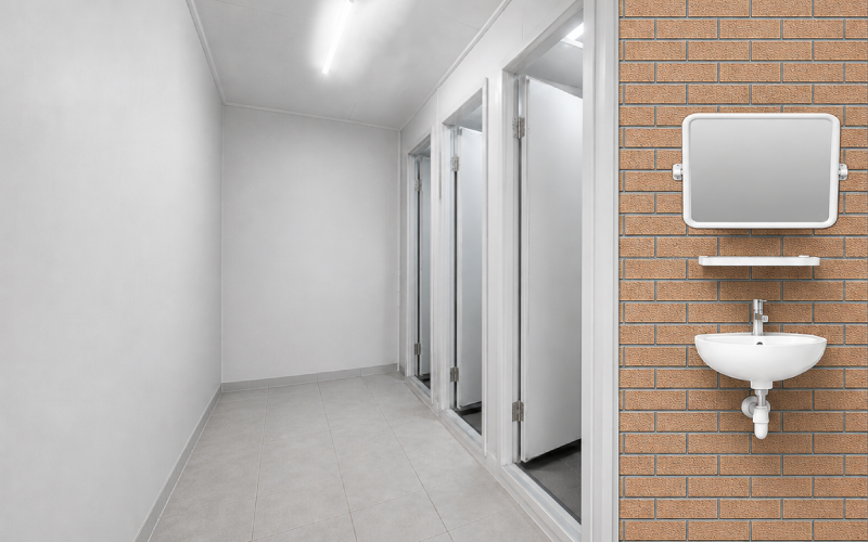 sme-toilet-tl26-inside-view ภายในห้องน้ำสำเร็จรูป รุ่น TEH-TL26 แสดง 3 ห้องแบบกั้นกระจก พร้อมอ่างล้างมือและกระจก