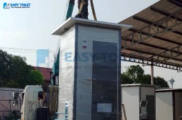 ห้องน้ำสำเร็จรูป TEH อยู่บนรถบรรทุกติดเครนขณะกำลังลำเลียงเข้าสู่พื้นที่โครงการ