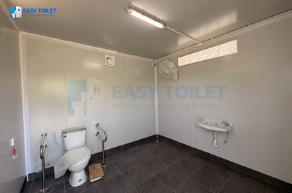 ภายในห้องน้ำคนพิการสำเร็จรูป Easy Toilet พร้อมราวจับ อ่างล้างมือ และพัดลม ครบครัน