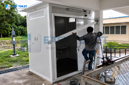 ช่างติดตั้งห้องน้ำคนพิการสำเร็จรูป รุ่น TEH-TL21 ตรวจสอบประตูบานเลื่อนหน้างาน