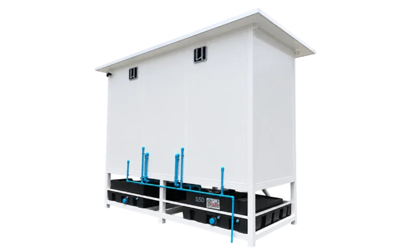 teh-tl10-field-toilet-rear ห้องน้ำสำเร็จรูป TEH-TL10 ยกพื้นสูง มุมมองด้านหลัง เห็นช่องระบายอากาศและท่อประปา