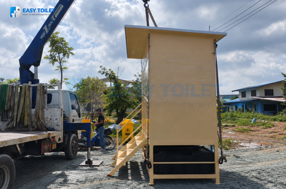 ทีมงาน EASY TOILET ติดตั้งห้องน้ำเคลื่อนที่ TEH-TL10 ด้วยเครนที่มูลนิธิชลลดา