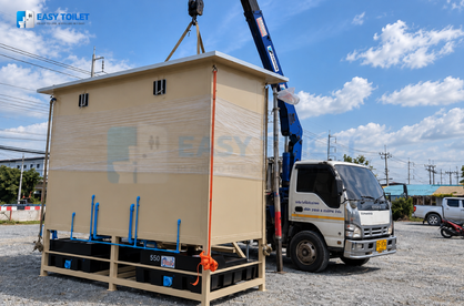 เครนยกห้องน้ำเคลื่อนที่ TEH-TL10 ขึ้นรถบรรทุกเพื่อขนส่งไปติดตั้งที่ฉะเชิงเทรา