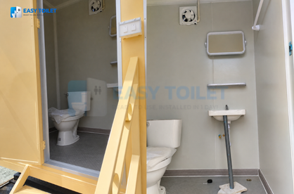 ภายในห้องน้ำเคลื่อนที่ TEH-TL10 พร้อมโถสุขภัณฑ์ อ่างล้างหน้า และพัดลมระบายอากาศ